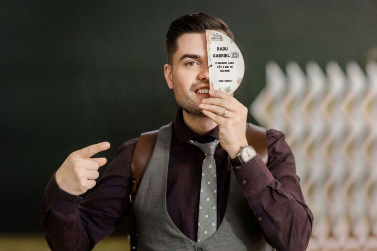 Fotograf nuntă București &ndash; Gabriel Radoo țin&acirc;nd un place card personalizat cu un mesaj special la masa de staff la o nuntă.