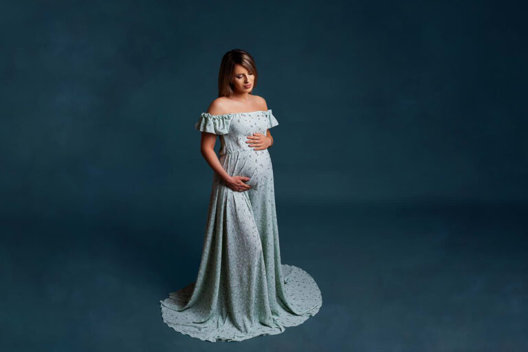 Ședință foto maternitate &icirc;n studio București, portret gravidă elegant