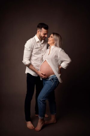 Ședință foto maternitate cu rochie elegantă