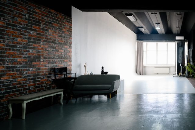 Studio foto Bucuresti — perete cărămidă portocaliu, cyclorama alb și lumină naturală generoasă pentru ședințe foto profesionale